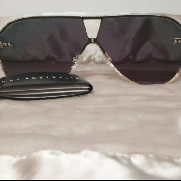 NWT Quay Stay Afloat Pink Frames/flashy Pink Lenses And Fun Case! RARE FIND - Picture 4 of 8